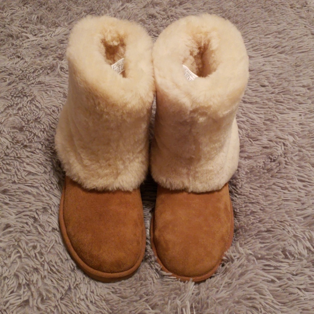 Ugg boots Size 7. Worn once in the house.